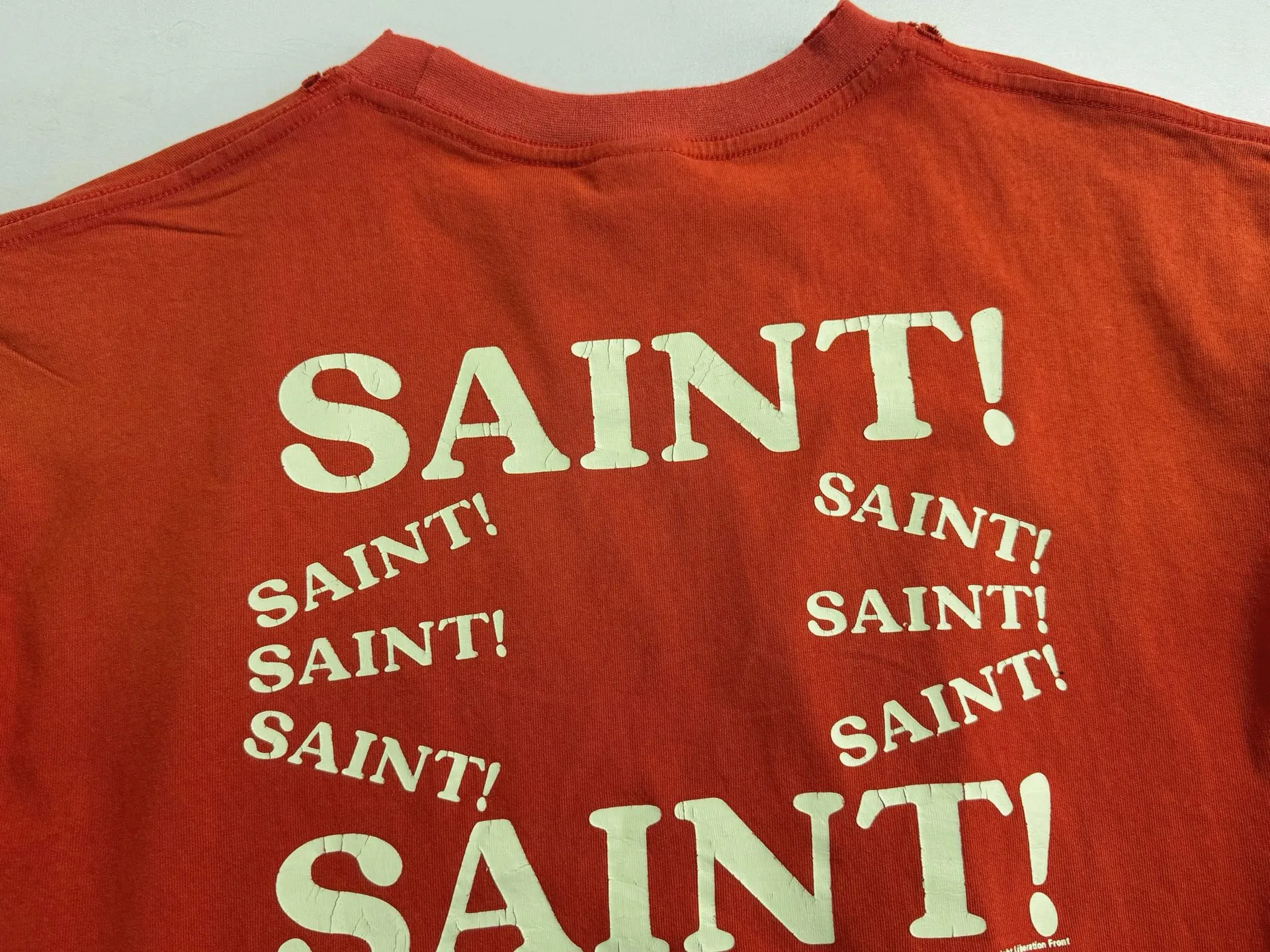 ❥8045 P136 Saint Mxxxxxx red distressed short-sleeve made of pure cotton fabric 290g loose fit process: cracked pulp printing + holes + spray-coded batik fried and washed Size: (S-M-L-XL) Color: washed red